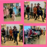 zdjęcie uczniów podczas obchodów Dnia Kobiet