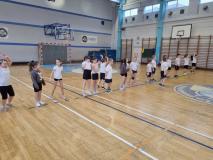 Uczniowie wraz z nauczycielem podczas lekcji otwartej