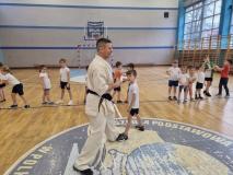 Uczniowie wraz z nauczycielem podczas lekcji otwartej