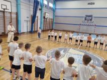 Uczniowie wraz z nauczycielem podczas lekcji otwartej