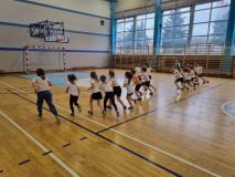 Uczniowie wraz z nauczycielem podczas lekcji otwartej