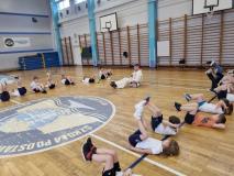 Uczniowie wraz z nauczycielem podczas lekcji otwartej