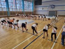 Uczniowie wraz z nauczycielem podczas lekcji otwartej