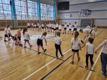 Uczniowie wraz z nauczycielem podczas lekcji otwartej