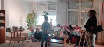 Uczniowie podczas gawedy o książce