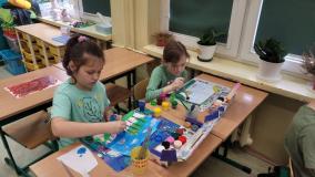 zdjęcie uczniów podczas obchodów pierwszego dnia wiosny