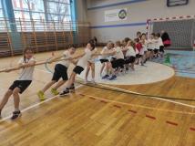 zdjęcie uczniów podczas obchodów pierwszego dnia wiosny