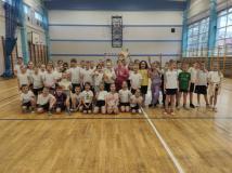 zdjęcie uczniów podczas obchodów pierwszego dnia wiosny