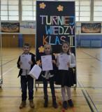 Uczniowie z nagrodami