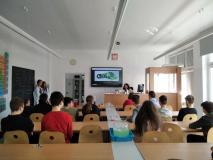 Uczniowie i prowadzaca podczas warsztatów