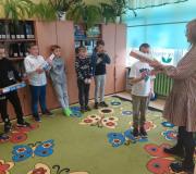 zdjęcie uczniów uczestniczących w konkursie "Przyjaciel przyrody"