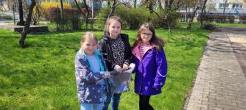 zdjęcie uczniów podczas obchodu dnia ziemi 2023