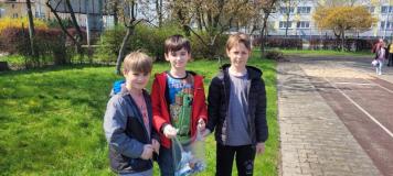 zdjęcie uczniów podczas obchodu dnia ziemi 2023