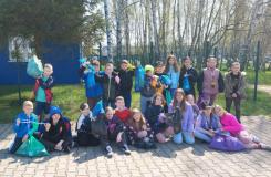 zdjęcie uczniów podczas obchodu dnia ziemi 2023