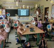 zdjęcie uczniów podczas obchodu dnia ziemi 2023