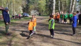 zdjęcie uczniów podczas sztafetowych biegów przełajowych