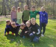 zdjęcie uczniów podczas sztafetowych biegów przełajowych