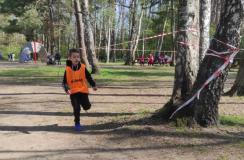 zdjęcie uczniów podczas sztafetowych biegów przełajowych