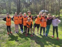 zdjęcie uczniów podczas sztafetowych biegów przełajowych