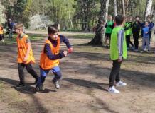 zdjęcie uczniów podczas sztafetowych biegów przełajowych