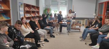 Uczniowie i prowadząca podczas zajęć