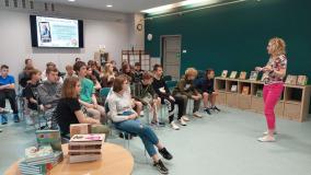 Prowadząca i uczniowie podczas spotkania