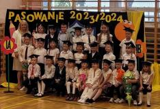 zdjęcia uczniów podczas pasowania pierwszoklasistów