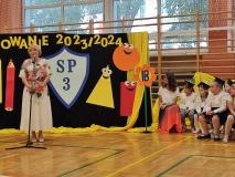 zdjęcia uczniów podczas pasowania pierwszoklasistów