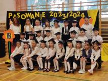 zdjęcia uczniów podczas pasowania pierwszoklasistów