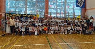 zdjęcia uczniów podczas pasowania pierwszoklasistów