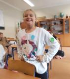 Uczennica promująca Dzien Kropki