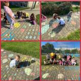 zdjęcie uczniów podczas obchodów Międzynarodowego Dnia Kropki