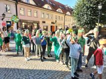 zdjęcie uczniów podczas obchodu dnia drzewa