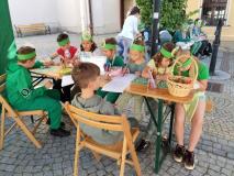 zdjęcie uczniów podczas obchodu dnia drzewa