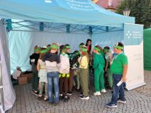 zdjęcie uczniów podczas obchodu dnia drzewa