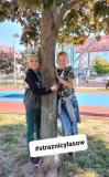 zdjęcie uczniów podczas akcji przytul się do drzewa