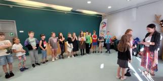 zdjęcie uczniów podczas spotkania w bibliotece