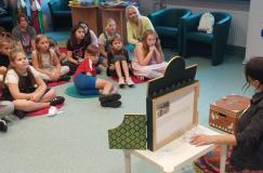 zdjęcie uczniów podczas spotkania w bibliotece