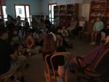 Uczniowie głośno czytają książki