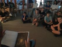 Uczniowie głośno czytają książki