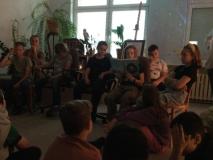 Uczniowie głośno czytają książki