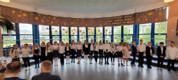 zdjęcie uczniów podczas występu z okazji Dnia Edukacji Narodowej