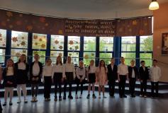 zdjęcie uczniów podczas występu z okazji Dnia Edukacji Narodowej