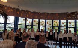 zdjęcie uczniów podczas występu z okazji Dnia Edukacji Narodowej