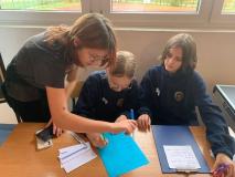 Uczniowie podczas realizacji projektu