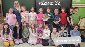 zdjęcie uczestników akcji przytul się do drzewa