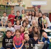 zdjęcie uczestników akcji przytul się do drzewa