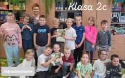 zdjęcie uczestników akcji przytul się do drzewa