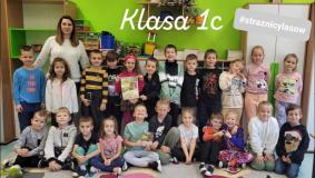 zdjęcie uczestników akcji przytul się do drzewa