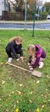 zdjęcie uczniów podczas sadzenia drzewek